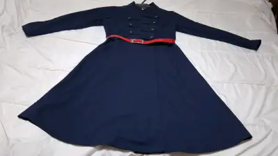 Vestido  azul marino con cinturón rojo - miniatura 2