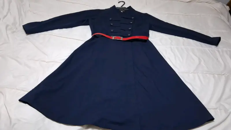 Vestido azul marino con cinturón rojo - 5