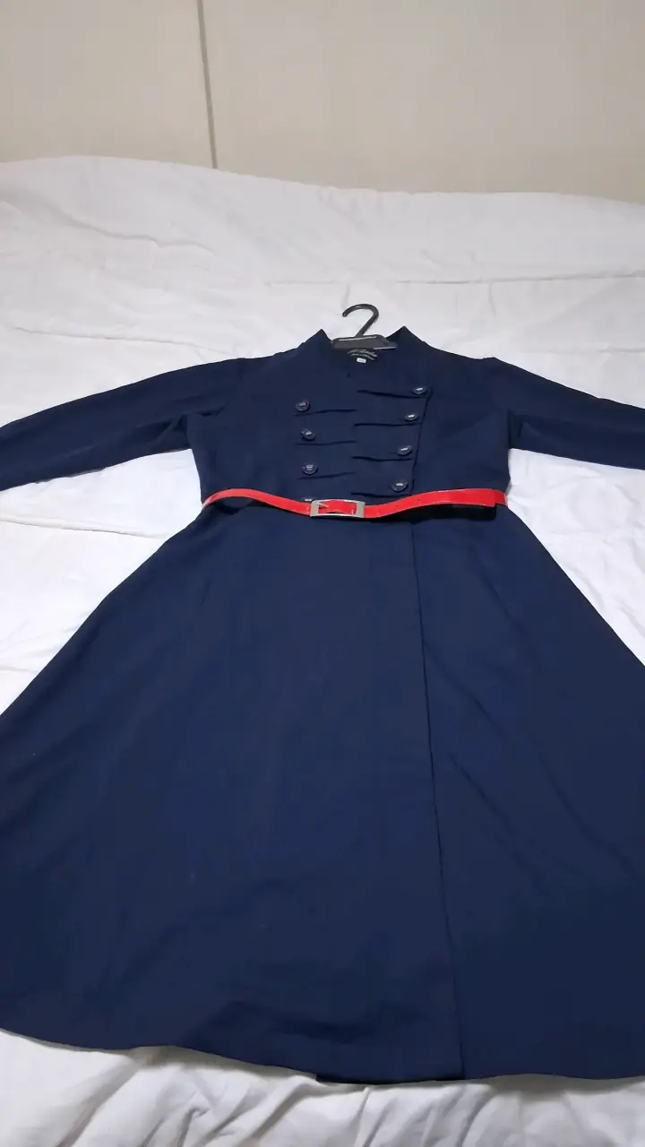Vestido azul marino con cinturón rojo - 6