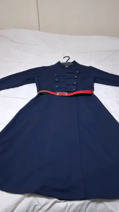 Vestido  azul marino con cinturón rojo - miniatura 6