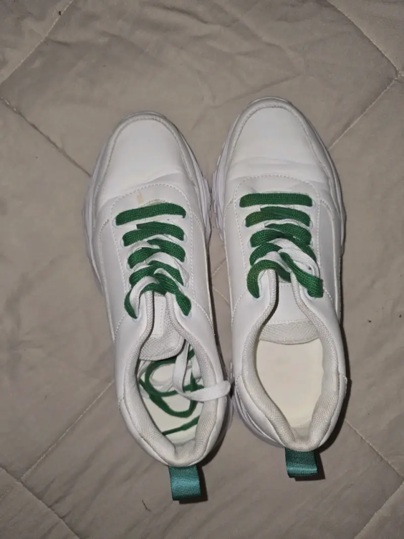 Zapatillas deportivas blancas con cordones verdes - 1