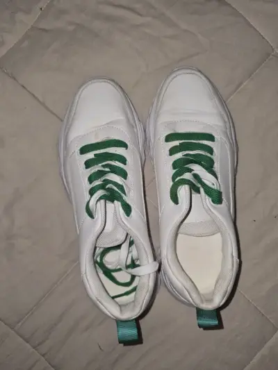 Zapatillas deportivas blancas con cordones verdes - miniatura 1