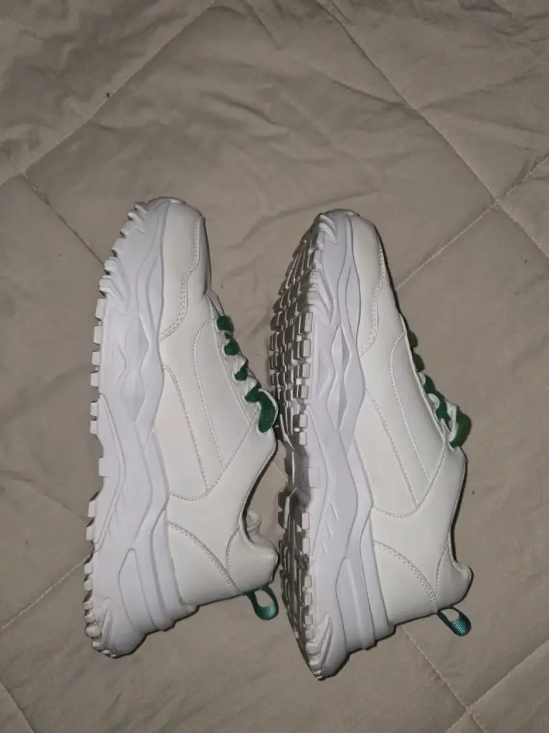 Zapatillas deportivas blancas con cordones verdes - 2