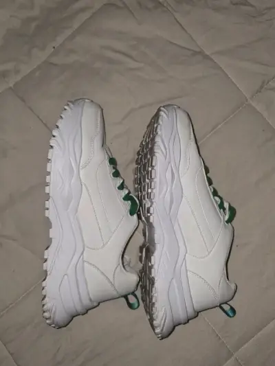 Zapatillas deportivas blancas con cordones verdes - miniatura 2