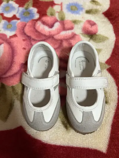 Zapatos de bebé blancos con velcro - miniatura 1