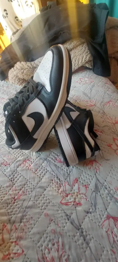 Zapatillas Nike blancas y negras - miniatura 1