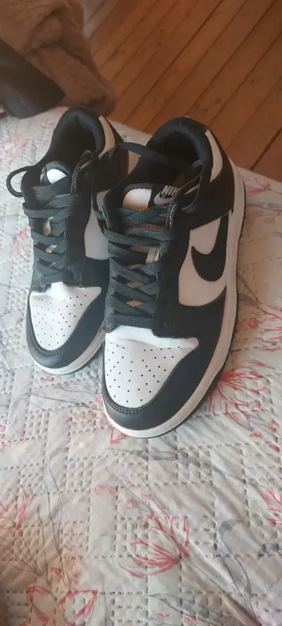 Zapatillas Nike blancas y negras - miniatura 2