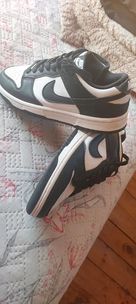 Zapatillas Nike blancas y negras - 3