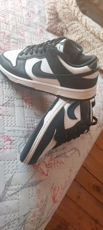 Zapatillas Nike blancas y negras - miniatura 3