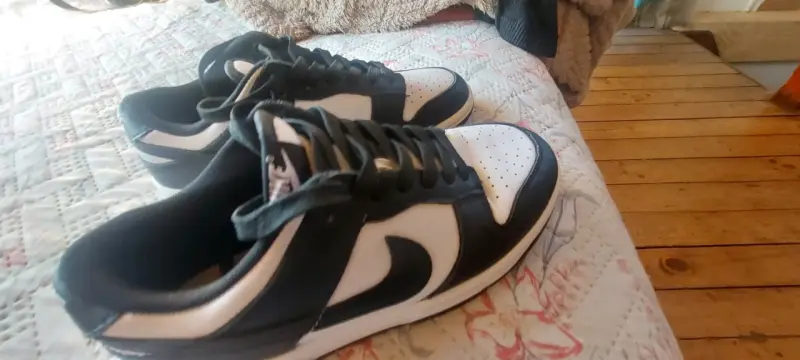 Zapatillas Nike blancas y negras - 4