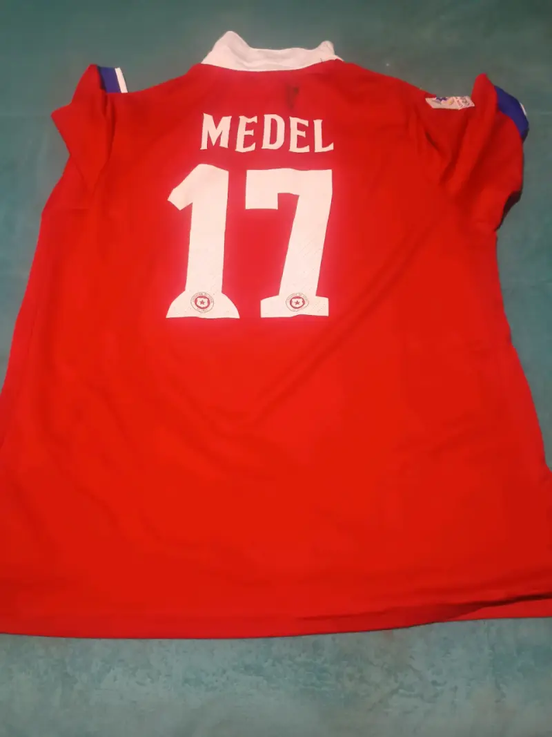 Camiseta roja de fútbol Medel 17 - 1