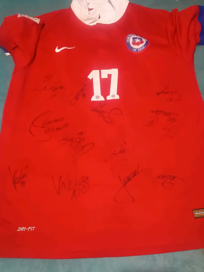 Camiseta roja de fútbol Medel 17 - 2