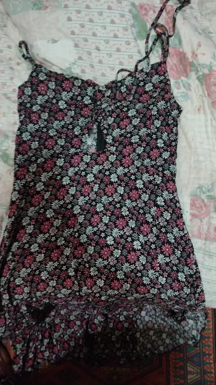 Vestido floral negro con tirantes - 1