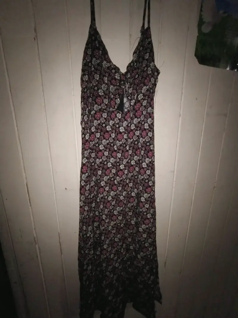 Vestido floral negro con tirantes - 2