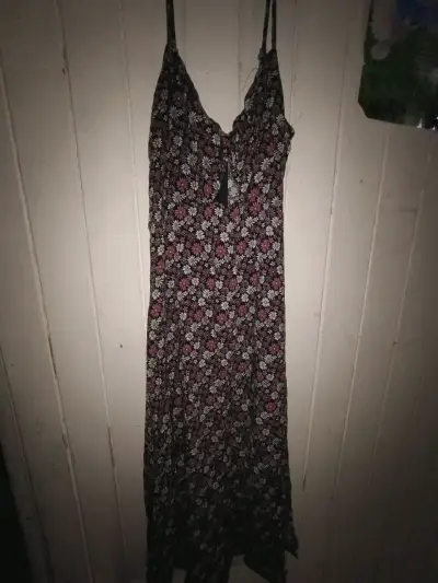 Vestido floral negro con tirantes - miniatura 2