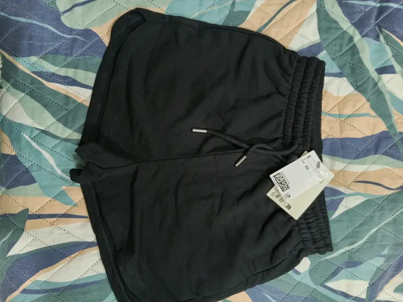 Shorts deportivos negros para mujer HYM - 1