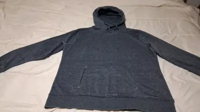 Polerón con capucha gris oscuro para hombre - miniatura 2