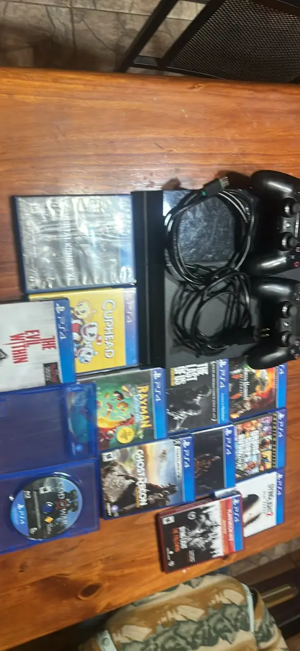 Consola PS4 con juegos y controles - 1