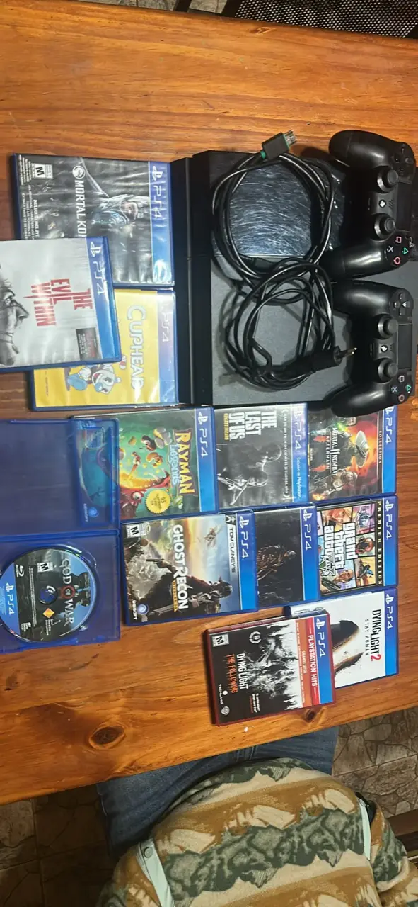 Consola PS4 con juegos y controles - 2