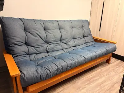 Sofá cama futón de madera y tela azul - miniatura 1