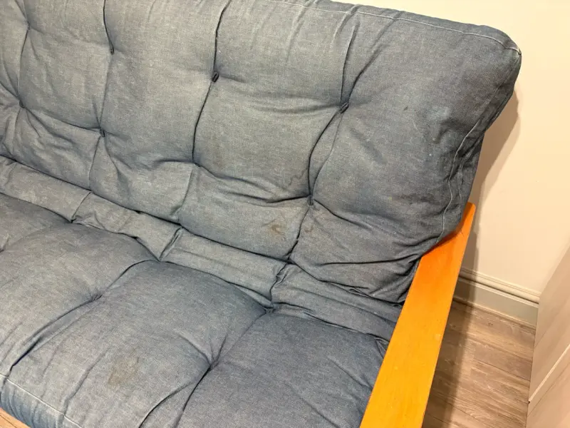 Sofá cama futón de madera y tela azul - 2
