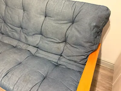 Sofá cama futón de madera y tela azul - miniatura 2