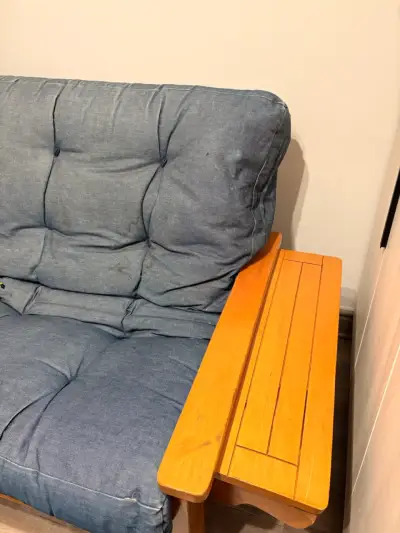 Sofá cama futón de madera y tela azul - miniatura 3