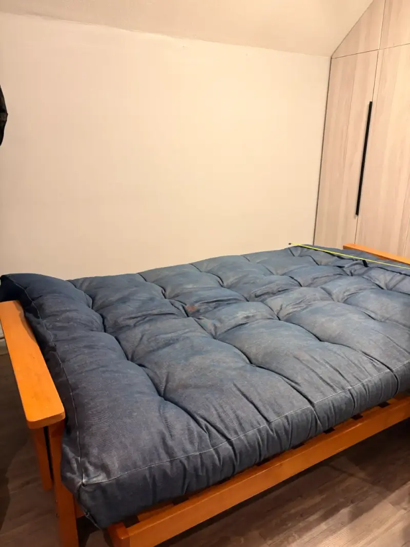 Sofá cama futón de madera y tela azul - 4