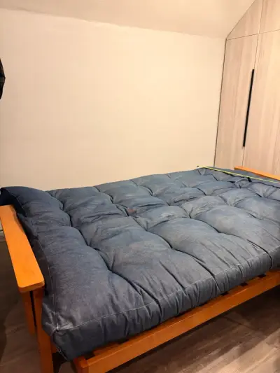 Sofá cama futón de madera y tela azul - miniatura 4