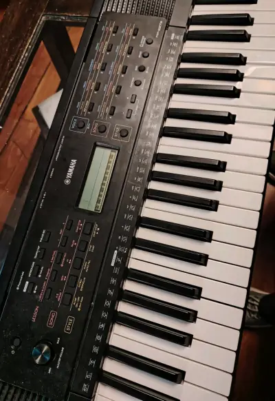 Teclado Yamaha PSR-E273 portátil - miniatura 2