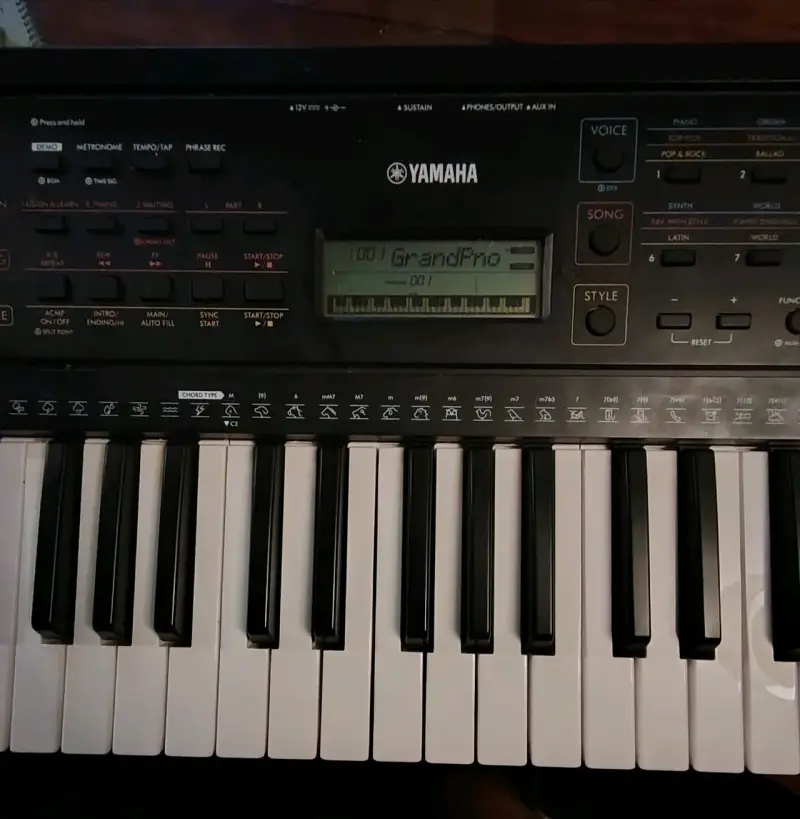 Teclado Yamaha PSR-E273 portátil - 3