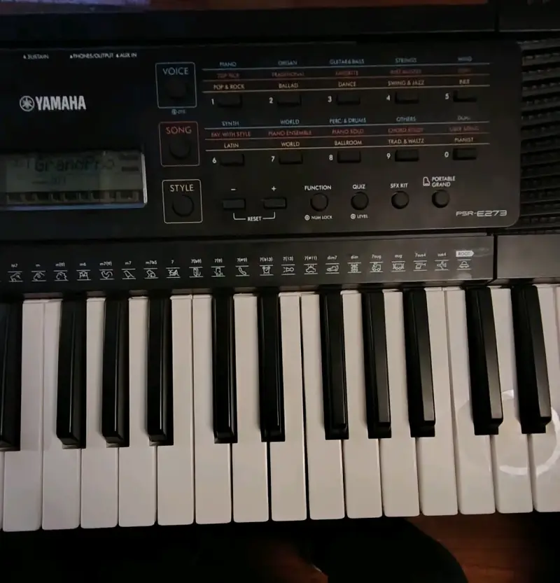 Teclado Yamaha PSR-E273 portátil - 4
