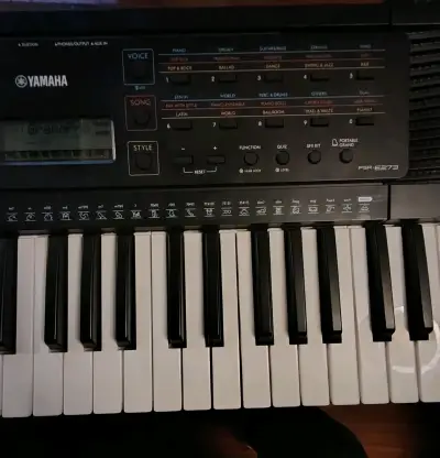 Teclado Yamaha PSR-E273 portátil - miniatura 4