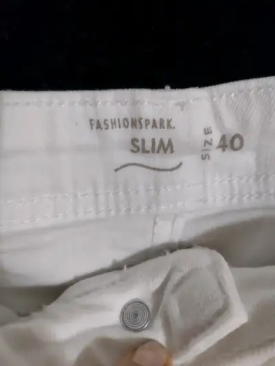 Shorts blancos de mezclilla para mujer - miniatura 2