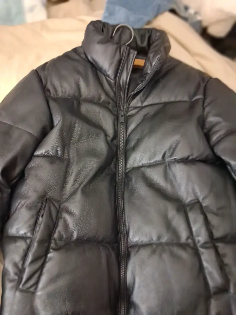 Chaqueta Puffer zara de cuero negra con logo - 1