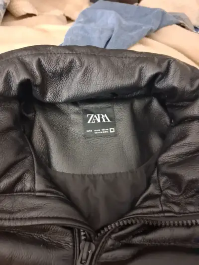 Chaqueta Puffer zara  de cuero negra con logo - miniatura 3