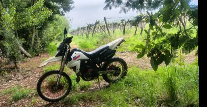 Moto Enduro blanca y negra - 1