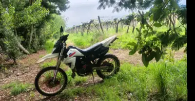 Moto Enduro blanca y negra - miniatura 1