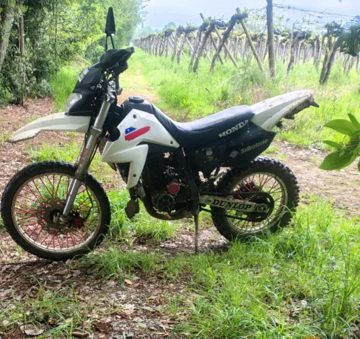 Moto Enduro blanca y negra - 2