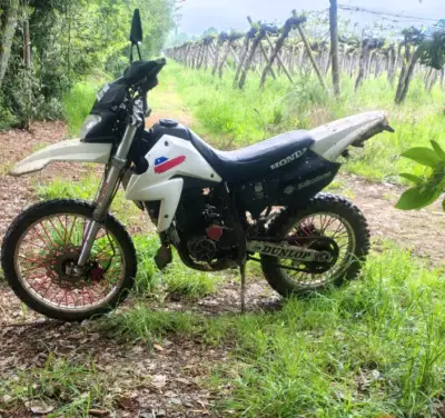 Moto Enduro blanca y negra - miniatura 2