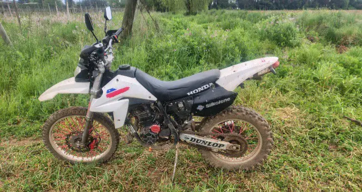 Moto Enduro blanca y negra - 3