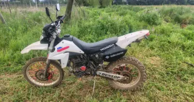 Moto Enduro blanca y negra - miniatura 3