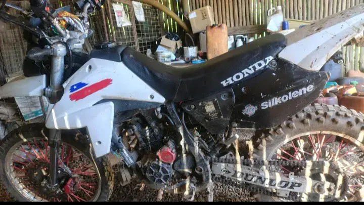 Moto Enduro blanca y negra - 4