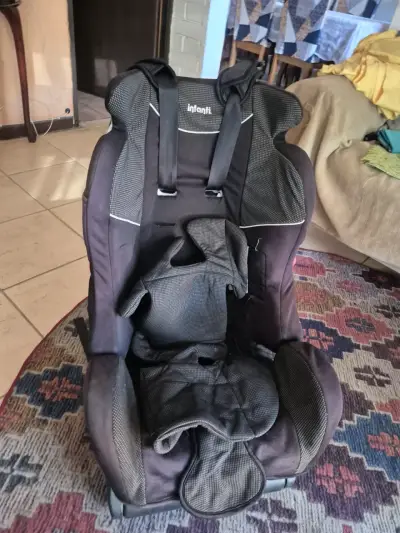 Silla de auto Infanti negra para bebé - miniatura 1
