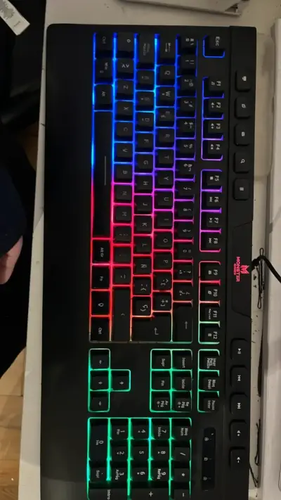Teclado gamer con cable USB negro - miniatura 3