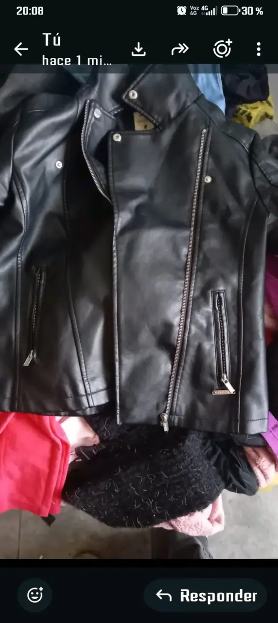 Chaqueta de cuero negra estilo biker