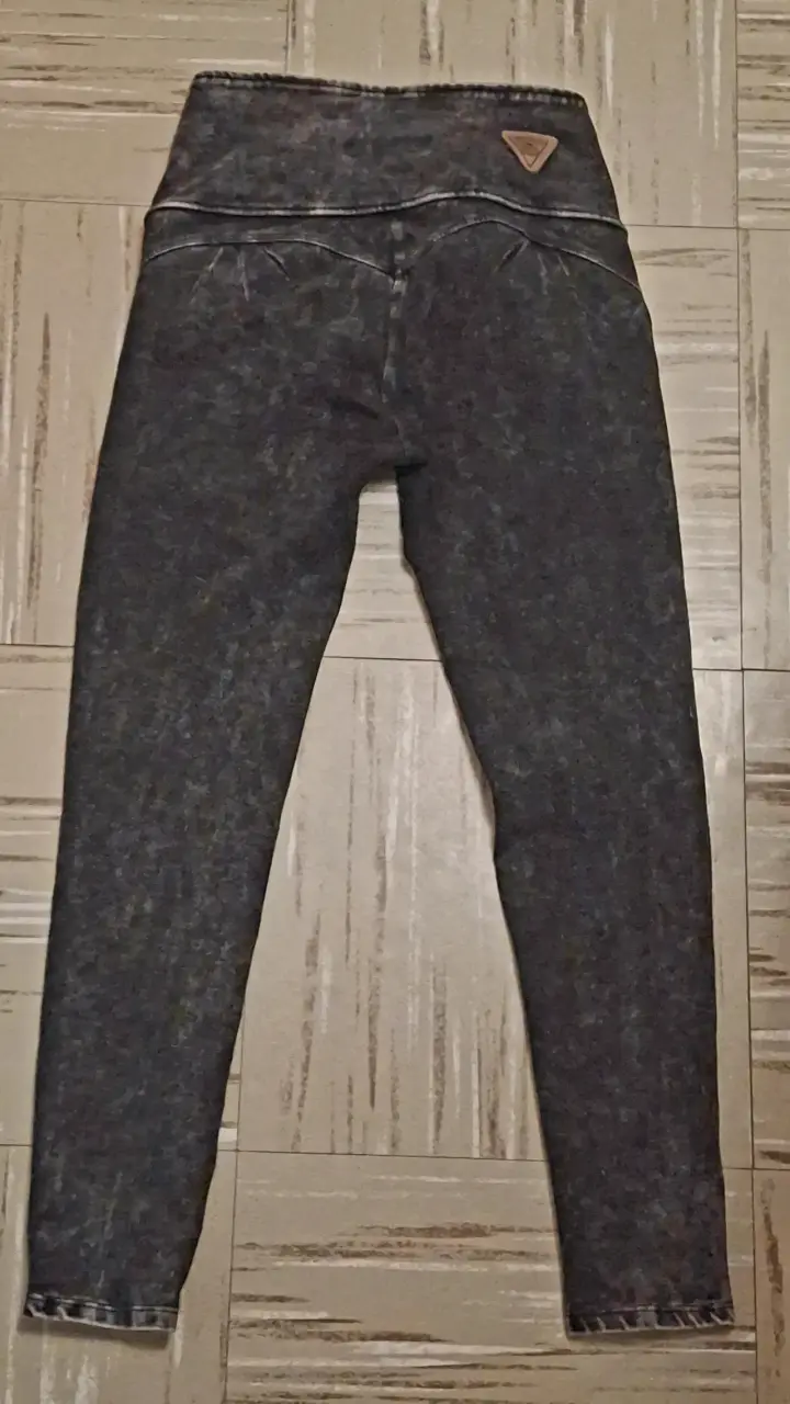 Jeans ajustados con detalles brillantes - 2