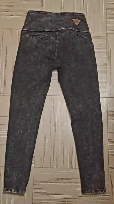 Jeans ajustados con detalles brillantes - miniatura 2