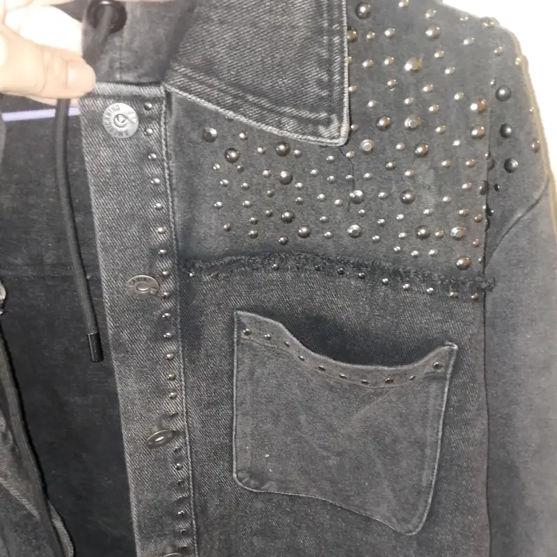 Chaqueta de mezclilla negra con tachas - 1