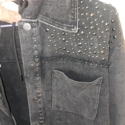 Chaqueta de mezclilla negra con tachas - miniatura 1